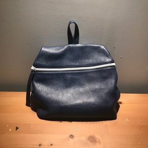 Kara backpack Medium Navy Blue with a white zipper